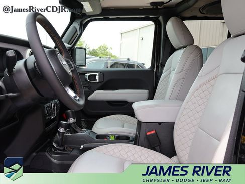 Used 2023 Jeep Gladiator Overland AWD/4WD image 22