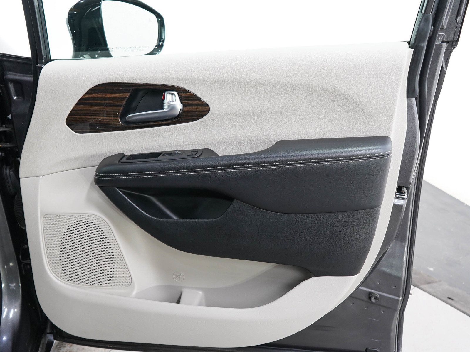 Used 2023 Chrysler Pacifica Limited FWD image 13