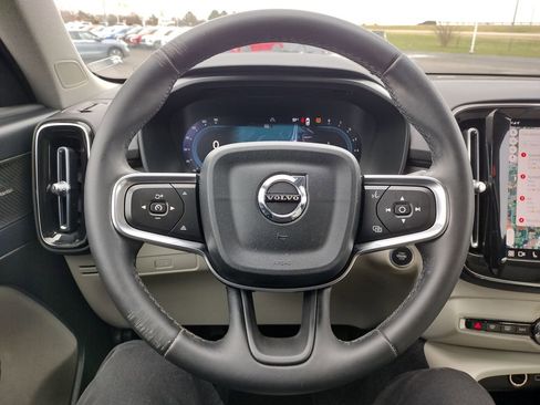 Used 2023 Volvo XC40 B4 Ultimate image 23