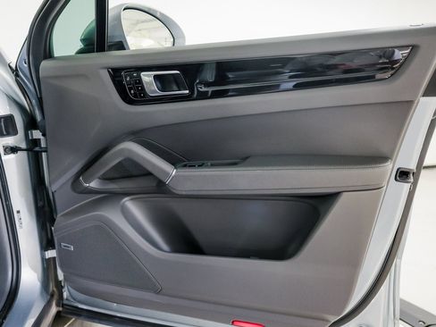 Used 2020 Porsche Cayenne S image 27