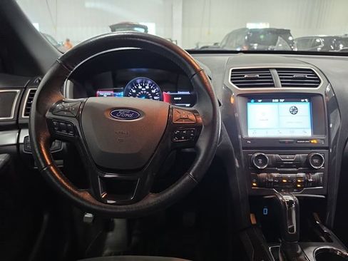 Used 2017 Ford Explorer XLT w/ Equipment Group 202A AWD/4WD image 5