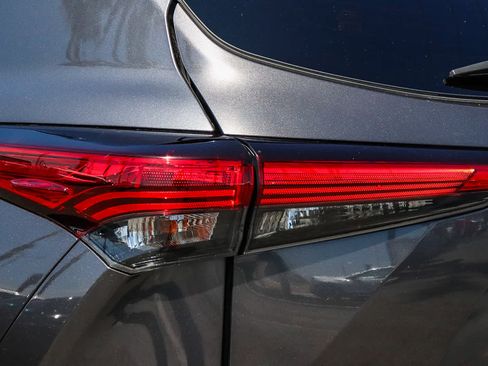 Used 2021 Toyota Highlander XSE FWD image 11