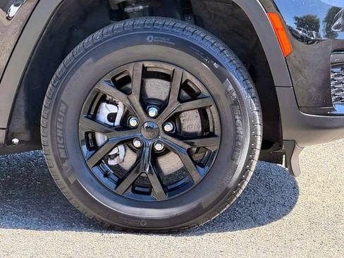 Certified 2024 Jeep Grand Cherokee L Altitude AWD/4WD image 7