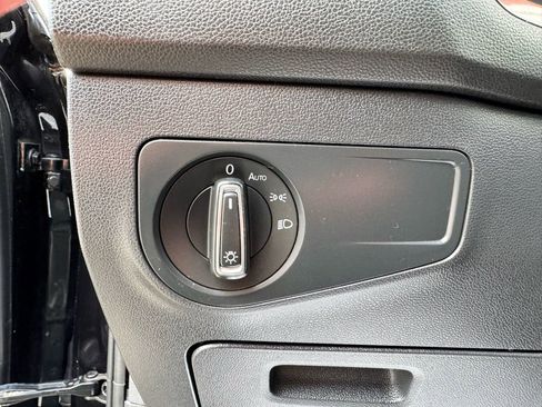 Used 2018 Volkswagen Tiguan SE w/ Panoramic Sunroof Package image 12