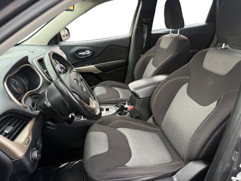 Used 2018 Jeep Cherokee Latitude w/ Altitude Package image 9