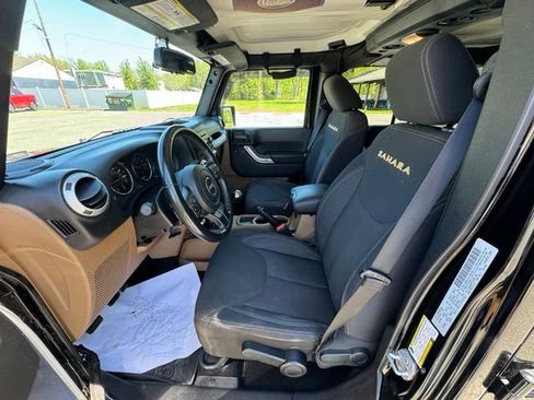 Used 2015 Jeep Wrangler Unlimited Sahara w/ Connectivity Group AWD/4WD image 9