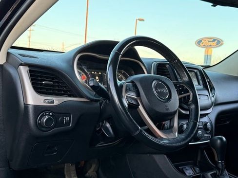Used 2018 Jeep Cherokee Altitude image 12