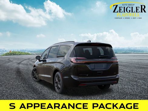 New 2026 Chrysler Pacifica Select w/ S Appearance Package image 3