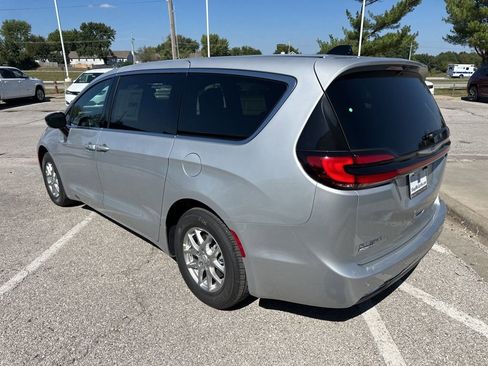 New 2026 Chrysler Pacifica Select image 22