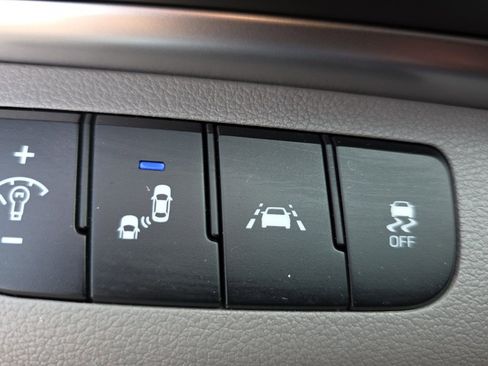 Used 2019 Hyundai Elantra Limited image 28