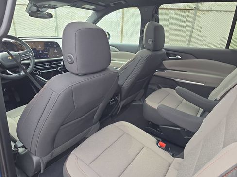 New 2026 Chevrolet Traverse LT w/ Sun and Wheel Package FWD image 11