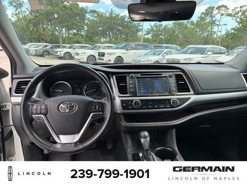 Used 2019 Toyota Highlander XLE w/ Carpet Mat Package (TMS) AWD/4WD image 14
