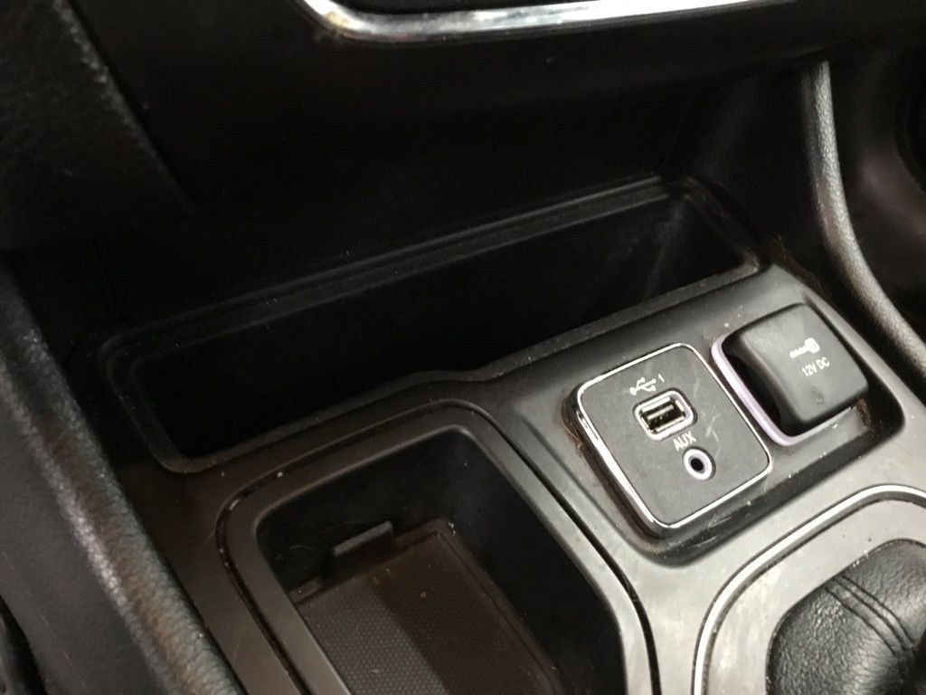 Used 2019 Jeep Cherokee Latitude w/ Cold Weather Group FWD image 24