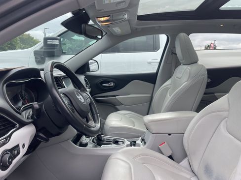 Used 2019 Jeep Cherokee Limited w/ Luxury Group AWD/4WD image 5