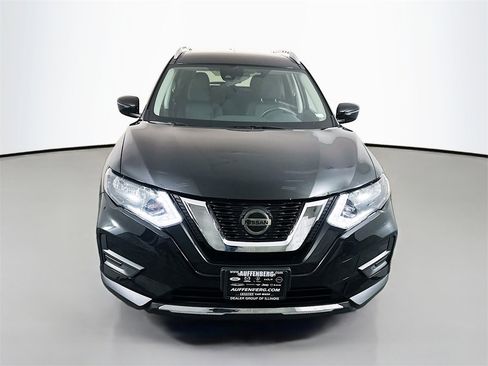 Used 2019 Nissan Rogue SV image 2