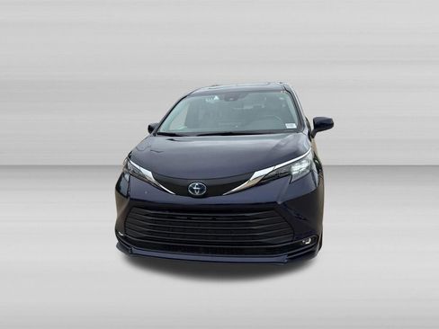 Used 2025 Toyota Sienna XLE FWD image 10