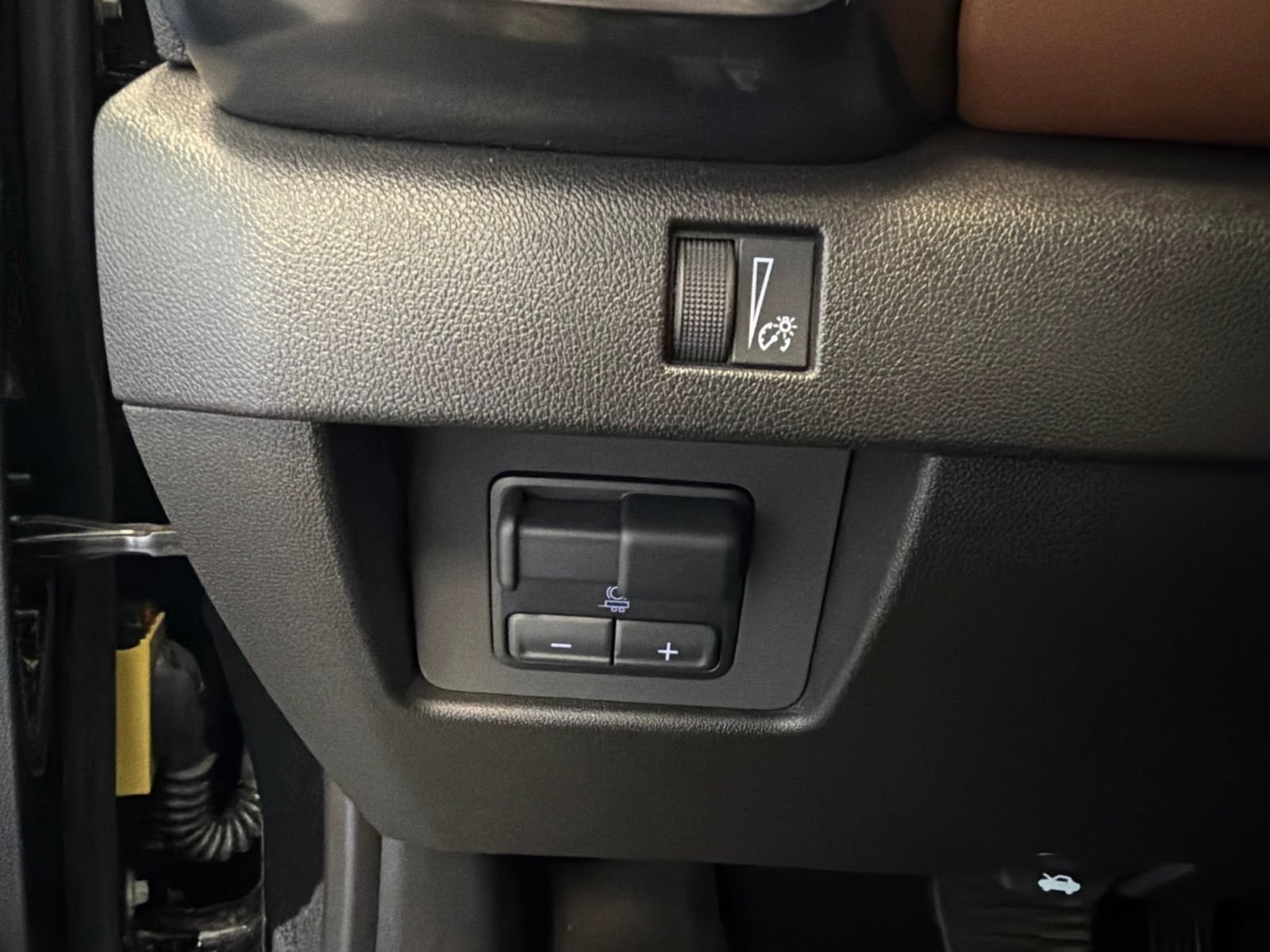 Used 2025 GMC Canyon AT4 w/ Technology Plus Package AWD/4WD image 15