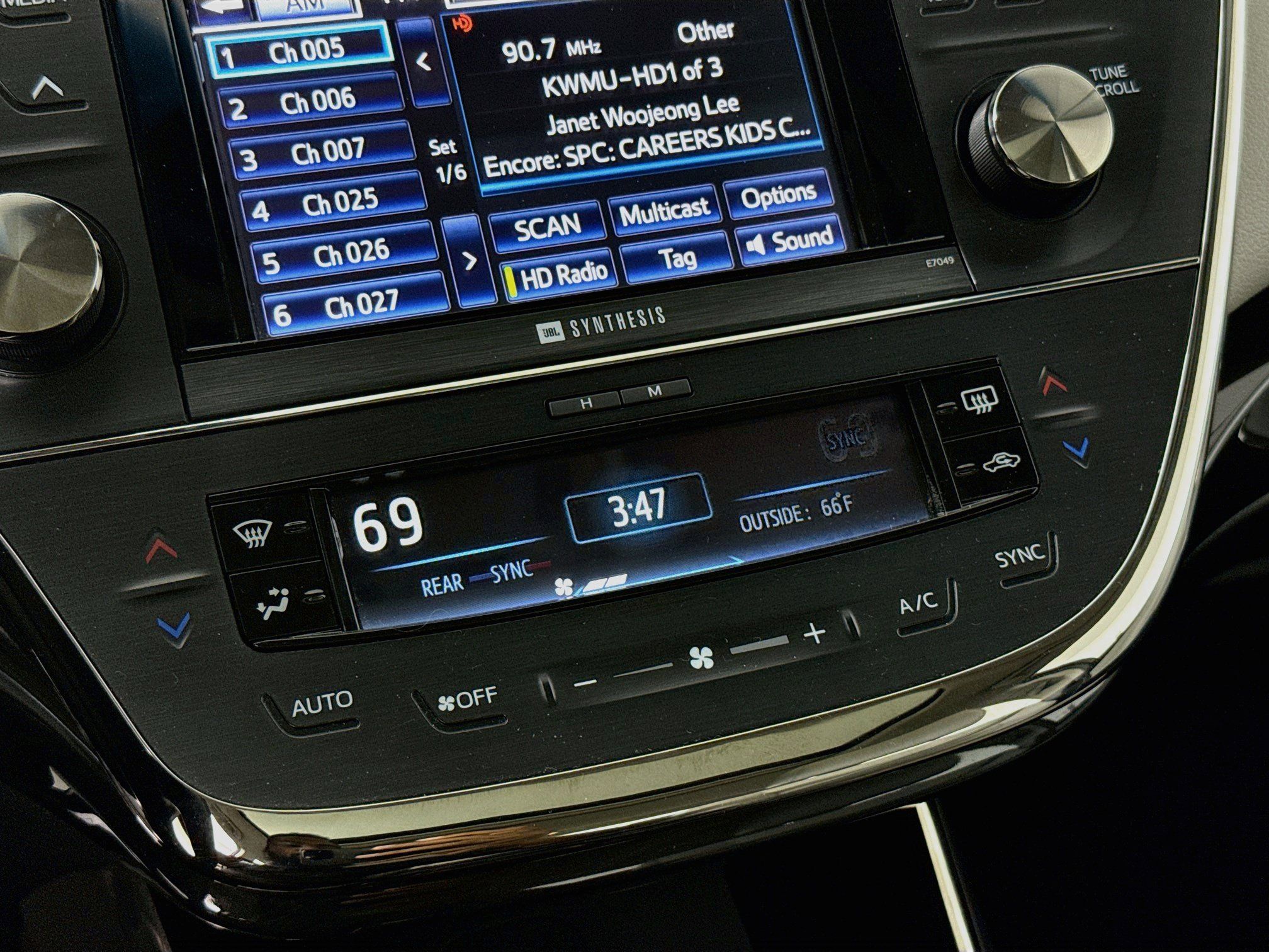 Used 2014 Toyota Avalon Limited w/ Technology Package FWD image 18