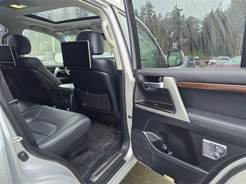 Used 2016 Toyota Land Cruiser image 13