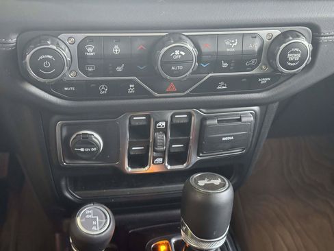 Used 2025 Jeep Wrangler Unlimited Sahara AWD/4WD image 26