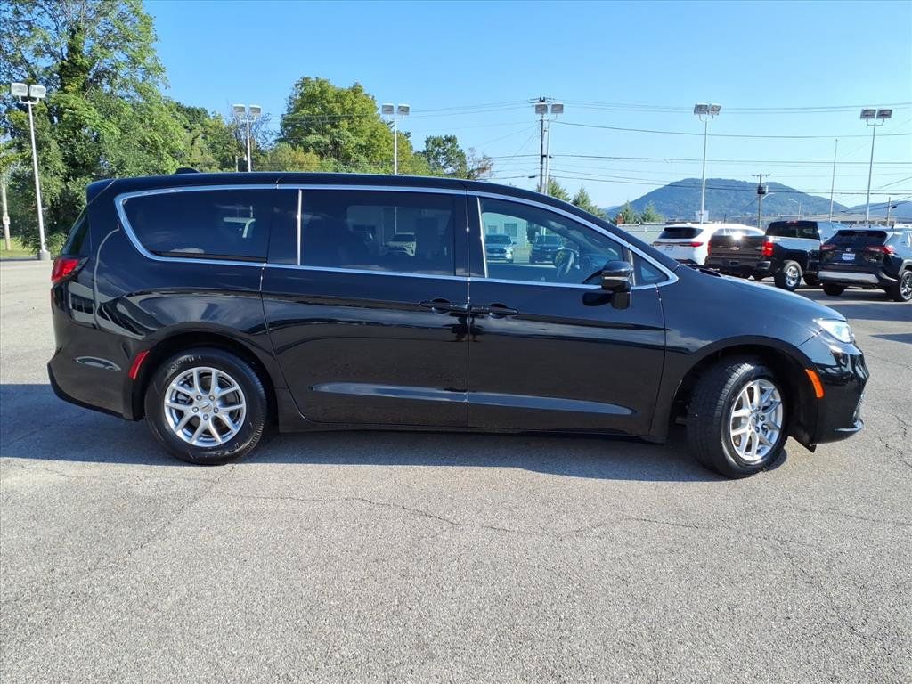 Used 2025 Chrysler Pacifica Select FWD image 3