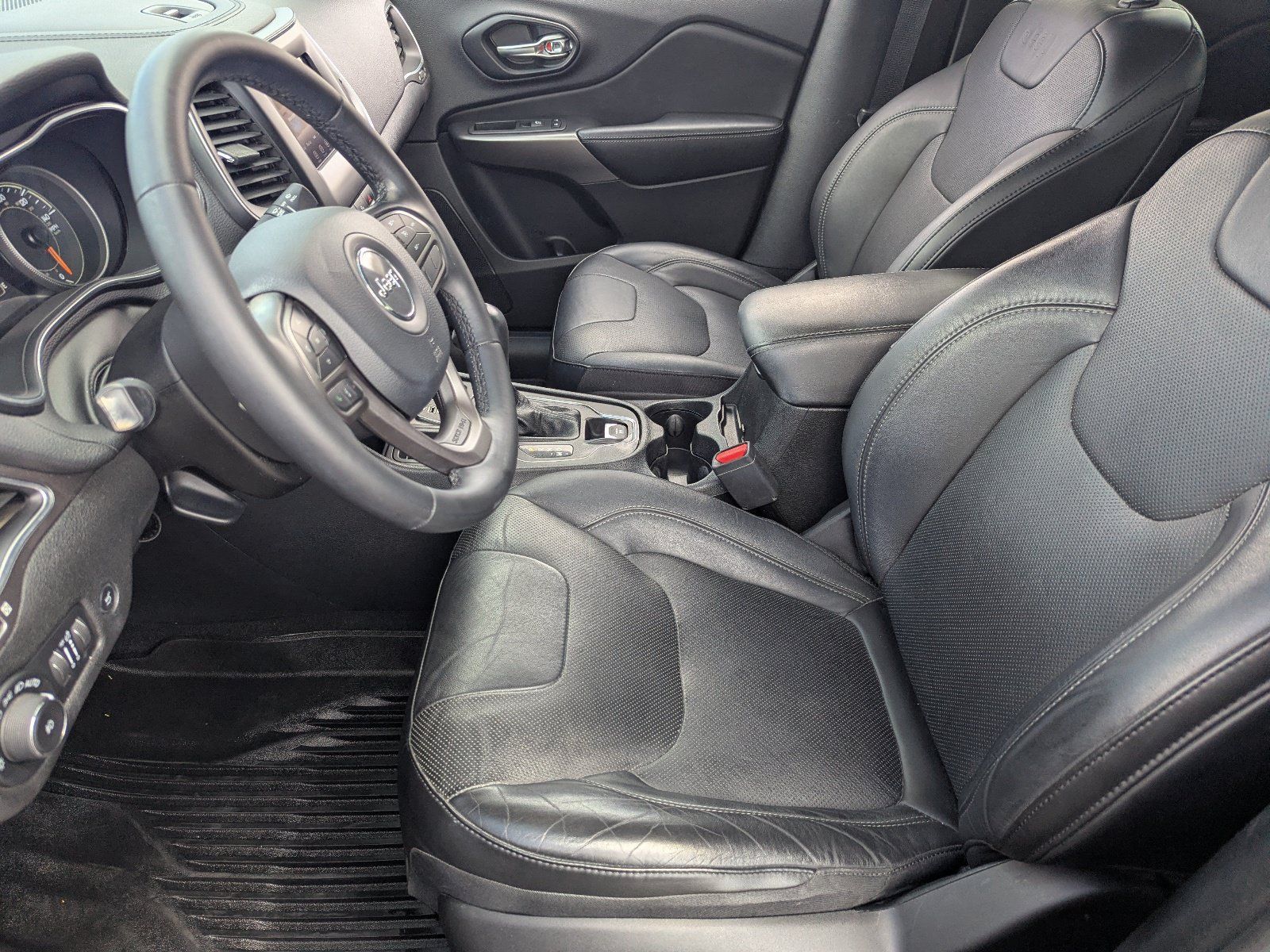 Used 2020 Jeep Cherokee Latitude Lux w/ Comfort/Convenience Group FWD image 19