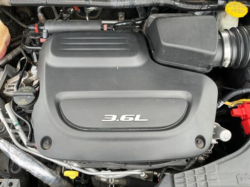 Used 2018 Chrysler Pacifica Touring Plus w/ Tire & Wheel Group FWD image 9