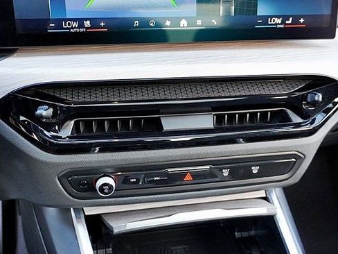 Used 2025 BMW 330i xDrive Sedan w/ Convenience Package image 28