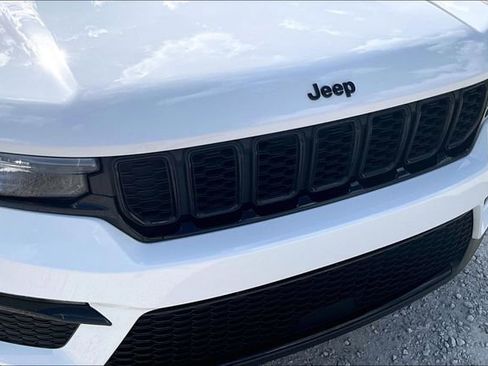 Used 2023 Jeep Grand Cherokee Limited w/ Black Appearance Package image 30