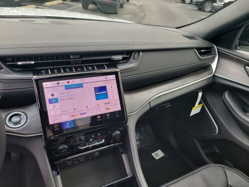 New 2025 Jeep Grand Cherokee L Limited w/ Luxury Tech Group II image 19