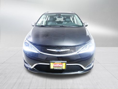 Used 2018 Chrysler Pacifica Limited FWD image 2