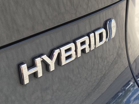 Used 2021 Toyota Venza LE AWD/4WD image 14