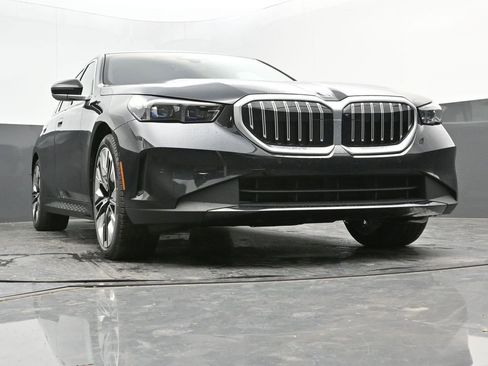 New 2025 BMW 530i w/ Premium Package image 29