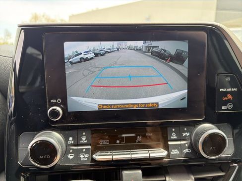 Used 2024 Toyota Highlander LE AWD/4WD image 32