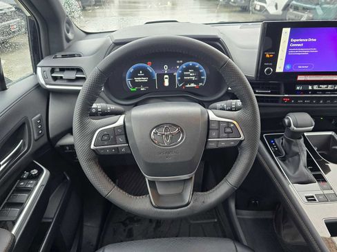 Used 2025 Toyota Sienna Platinum image 22