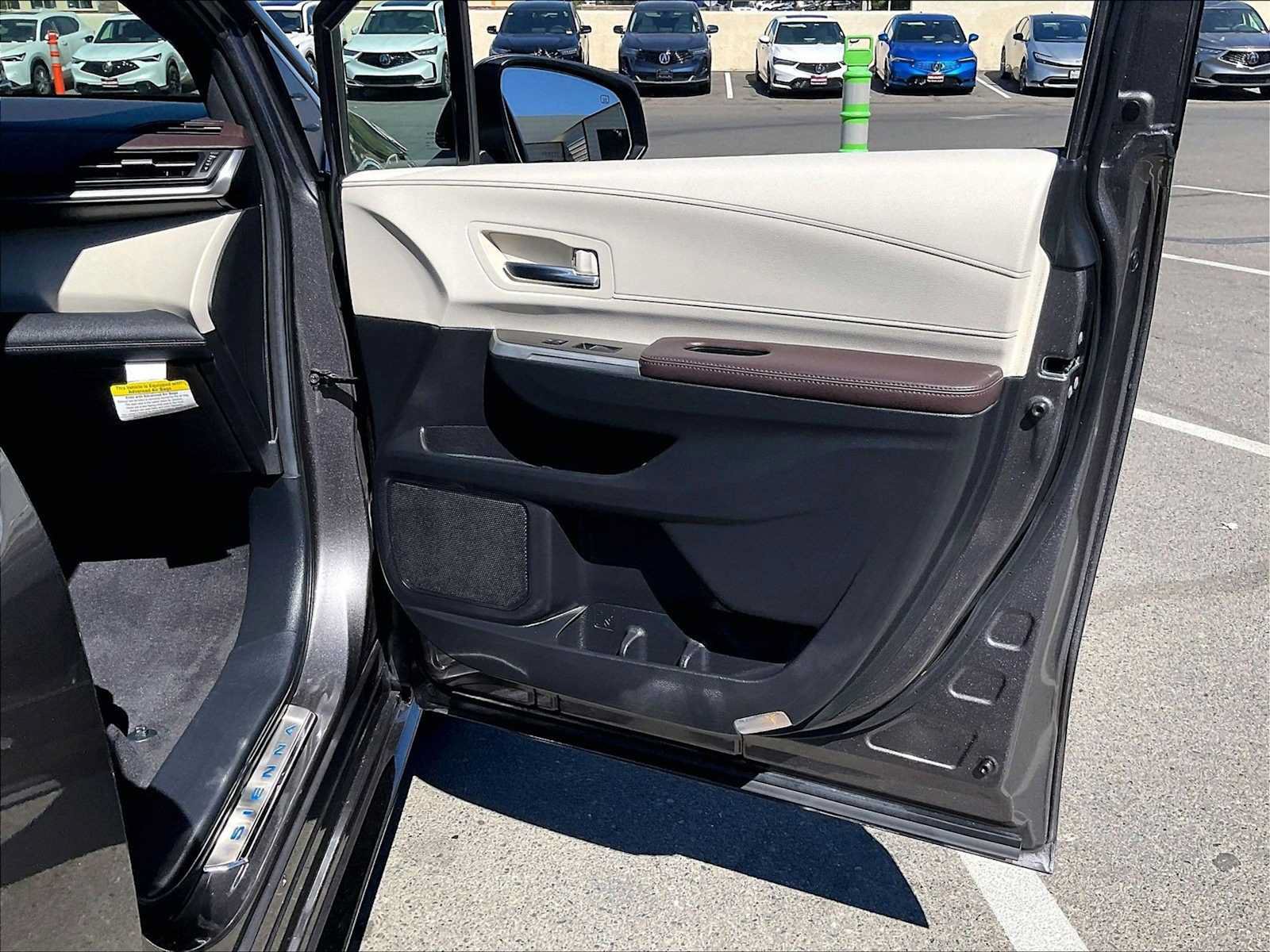 Used 2024 Toyota Sienna Platinum FWD image 24
