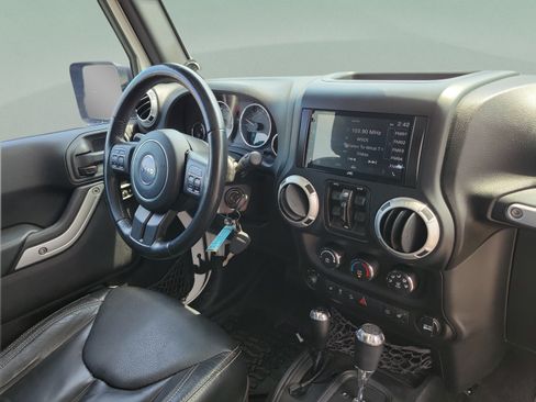 Used 2014 Jeep Wrangler Unlimited Rubicon w/ Connectivity Group AWD/4WD image 19