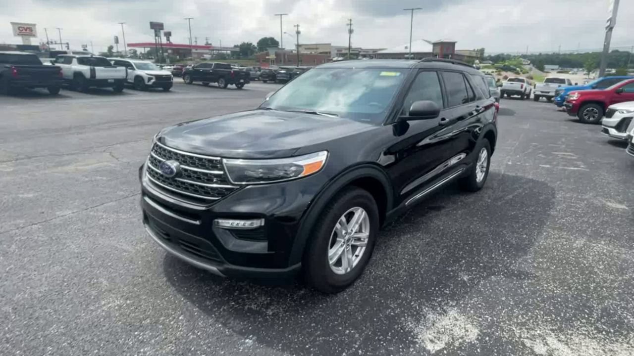 Used 2024 Ford Explorer XLT w/ Equipment Group 202A AWD/4WD image 5