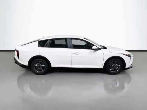 New 2025 Kia K4 LXS image 8