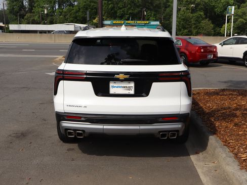 Used 2025 Chevrolet Traverse LT FWD image 9