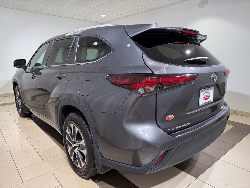 Used 2025 Toyota Highlander XLE AWD/4WD image 3