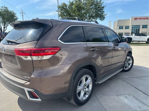 Used 2018 Toyota Highlander Limited FWD image 3