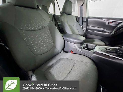 Used 2021 Toyota RAV4 XLE image 18