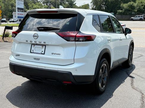 Used 2024 Nissan Rogue SV AWD/4WD image 5