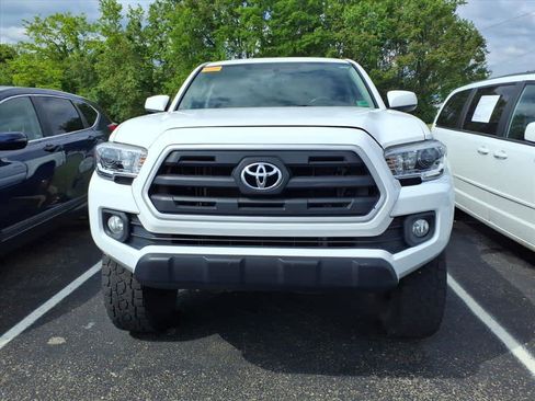 Used 2017 Toyota Tacoma SR5 w/ Tow Package AWD/4WD image 6