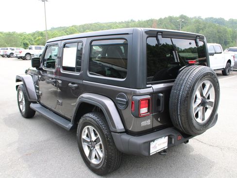 Used 2018 Jeep Wrangler Unlimited Sahara AWD/4WD image 5