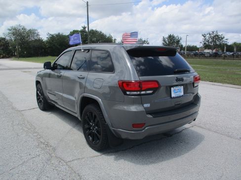 Used 2019 Jeep Grand Cherokee Altitude RWD image 5