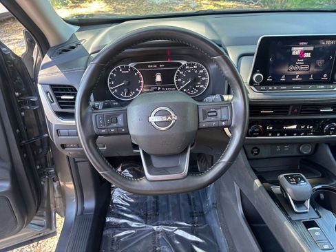 Used 2025 Nissan Rogue SV FWD image 30