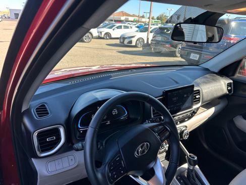 Used 2025 Hyundai Venue SEL image 36