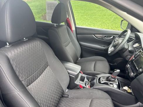 Used 2018 Nissan Rogue SV w/ Premium Package FWD image 13